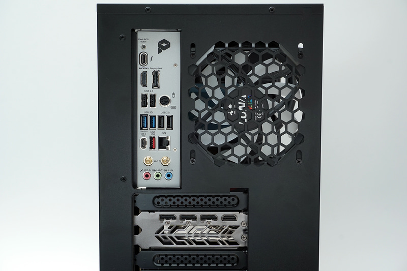 背面には映像出力のほか、5Gbpsの有線LAN、Thunderbolt 4、USB 3.2 Gen 2、USB 3.2 Gen 2 Type-C、USB 3.2 Gen 1 2基、USB 2.0 4基、サウンド入出力などが搭載されている