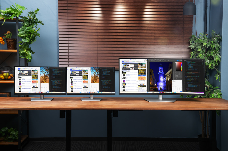 24型16:9 フルHDモニター「P2422HE」2台(左)とU4025QWを並べたところ。U4025QWは単体でも16:9の4Kモニターより横解像度が3割ほど高い。そして、この写真の比較では、フルHD 2台よりも高解像度ながら設置面積は狭くて済む