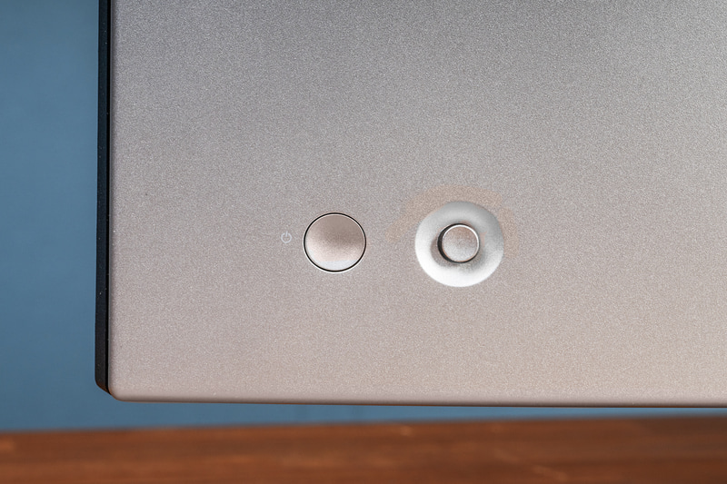 通常はボタンとOSDで行なうモニター本体の設定だが……