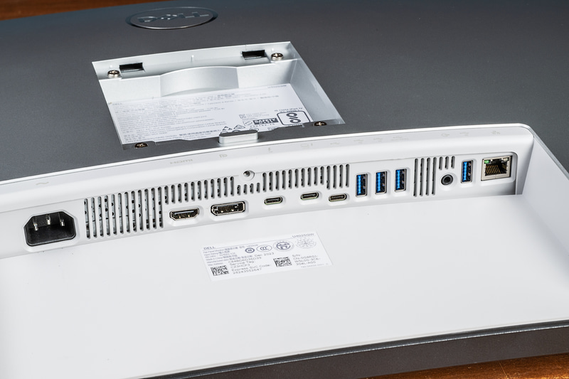 U4025QWの背面にあるポート類。映像入力のほかにThunderbolt 4、USB Type-C/Type-Aなどが並ぶ