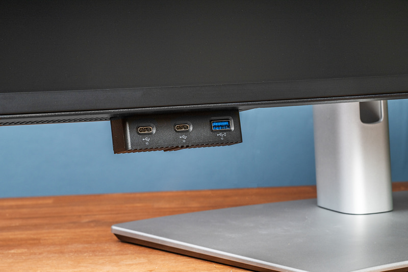 U4025QWの底面を押し上げるとさらなる追加USBポートが出現