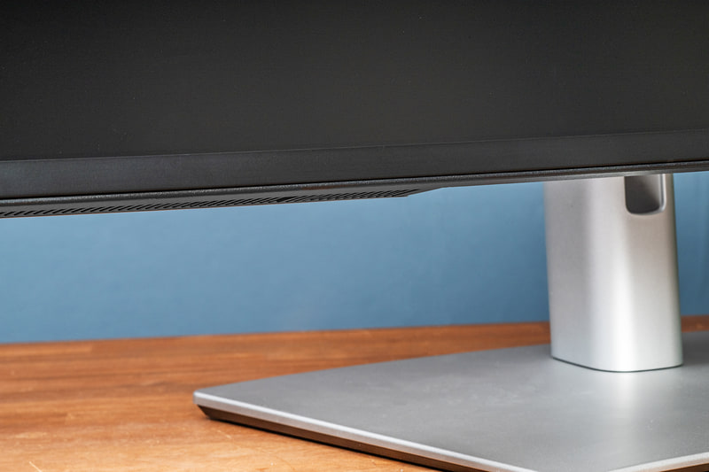 U4025QWの底面を押し上げるとさらなる追加USBポートが出現