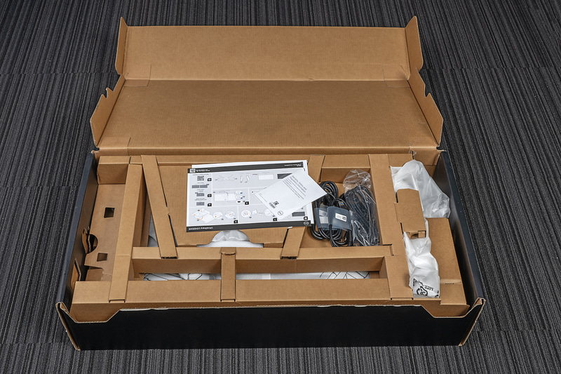 デルの法人向けモニター製品の梱包材はほとんどが再生ダンボール。梱包材の容積も劇的に削減されている