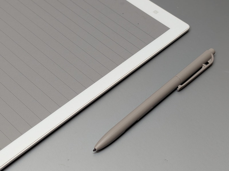 付属のスタイラスを使ってノートを取ることができる。紙に似たザラザラ感が特徴