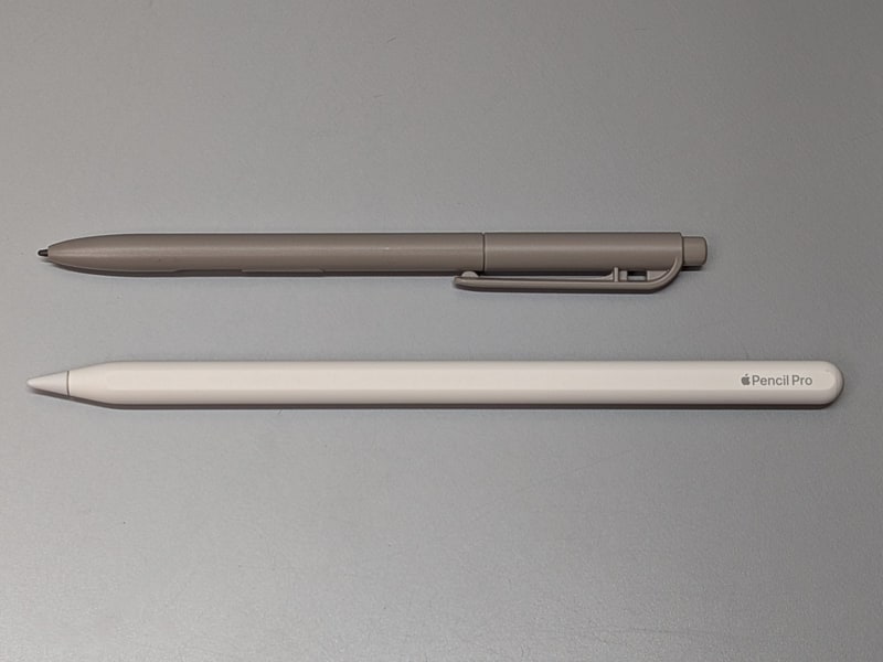 スタイラスをApple Pencil Pro(下)と比較したところ。かなり短いことが分かる