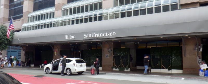 IEDM 2024の会場である「ヒルトン・サンフランシスコ・ユニオンスクエアホテル」の正面玄関付近。今年は労働争議が起きており、正面玄関の大半が封鎖(ピケ)されていた。正面玄関に通じるのは最も右側の「ENTRANCE」と手書きされた狭い路地だけだった。狭い路地を抜けてホテルのロビーに入ると、いつもは人で溢れかえっているはずのロビーは人がほとんどおらず、閑散としていた。現地時間2024年12月7日午後1時過ぎに筆者が撮影したもの