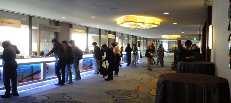 IEDM 2024の参加登録受け付けカウンター。初日(7日は午後のチュートリアルのみ)とあって行き交う参加者の人数はきわめて少なかった。筆者が現地時間12月7日午後2時ころに撮影したもの