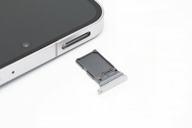 カードトレイにはNano SIMカードを1枚装着できる