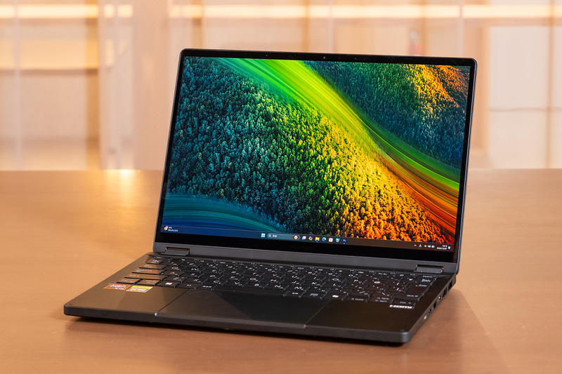 13.3型という一般的なノートPCサイズだが、GeForce RTX 4070 Laptop GPUという強力なパーツが組み込まれている