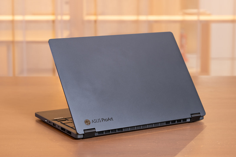 最薄部15.8mmで約1.38kgの薄型軽量ボディ。ナノブラックコーティングに活性シラン樹脂とフッ素変性基を配合したという表面は汚れや指紋が付きにくいのが特徴