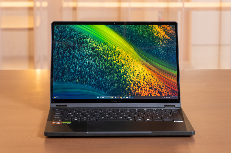 13.3型のOLED(有機EL)ディスプレイを採用。DCI-P3カバー率100%という高い色の再現度を持つ