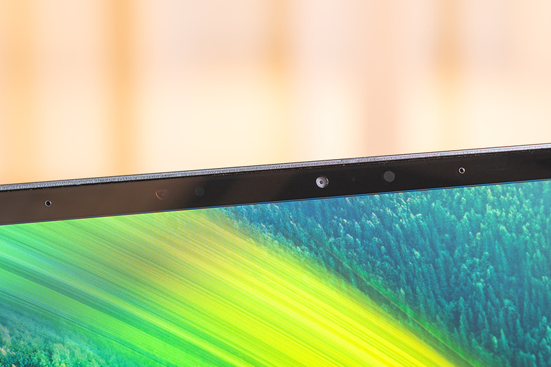 ディスプレイ上部には207万画素のWebカメラとマイクを内蔵。Windows Helloにも対応し、顔認証でのサインインも可能だ