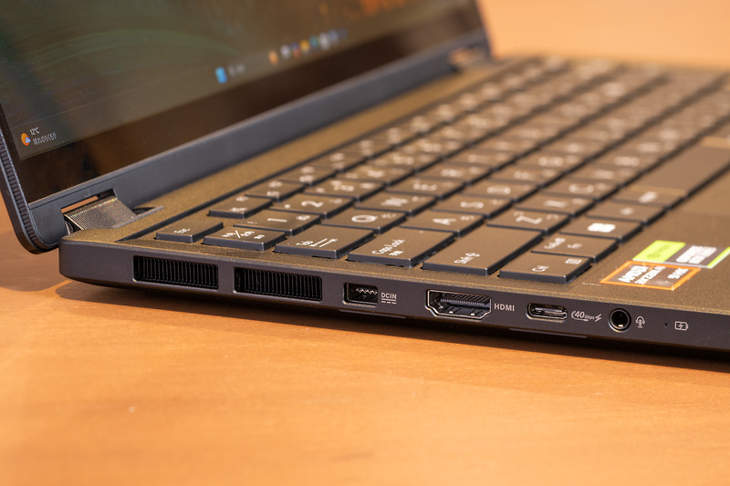 左側面にHDMI、USB4、ヘッドセット端子