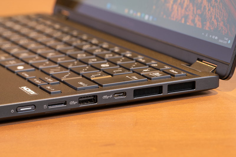 右側面にUSB4、USB 3.2 Gen 2、microSDカードスロット