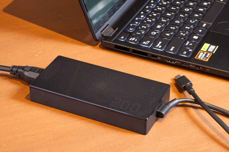 ACアダプタは200W出力でサイズは大きめ