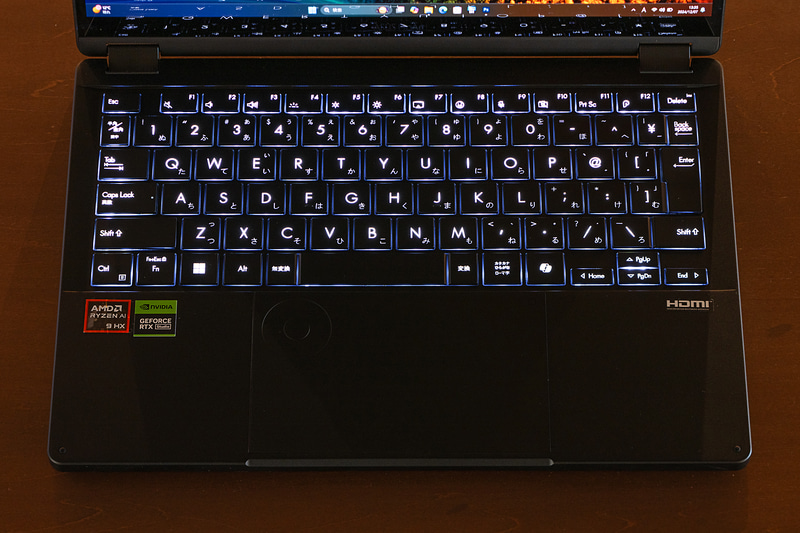 キーボードは日本語配列。矢印キー以外はしっかりとしたサイズが確保されており、入力は快適だった。白色LEDのバックライトも内蔵