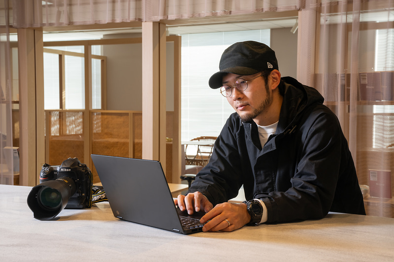 若手フォトグラファーの井上勝也氏。PC系媒体のほか、野外フェスやMVの撮影でも活躍している