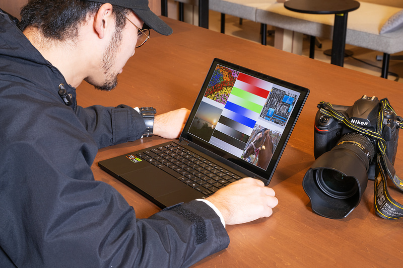 カラーチャートも確認してもらったが、階調もよく、細かな部分の視認性も高いとのことだ