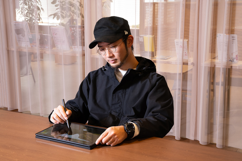 タブレットを別途用意しなくてもペンでブラシの処理や範囲指定ができるのは便利という