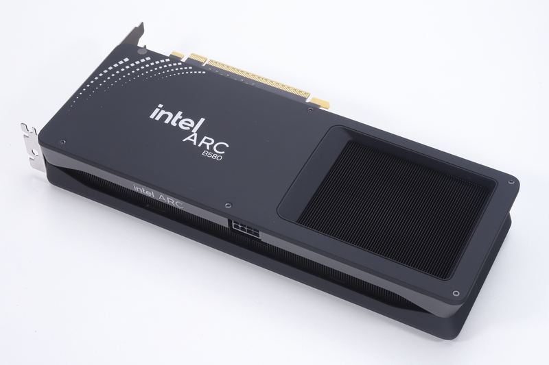 裏面にはバックプレートを搭載しており、カード後部には大きな通気口が設けられている