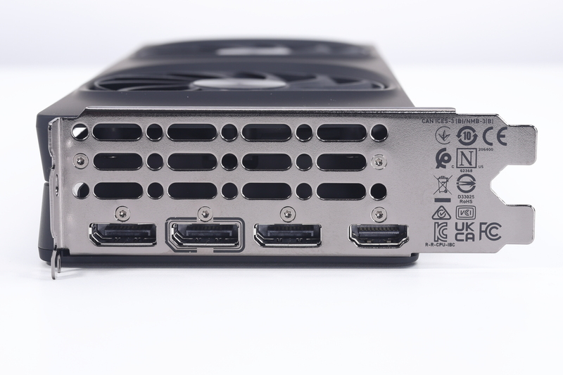 ブラケット部。映像出力端子はDisplayPort 2.1(3基)とHDMI 2.1a