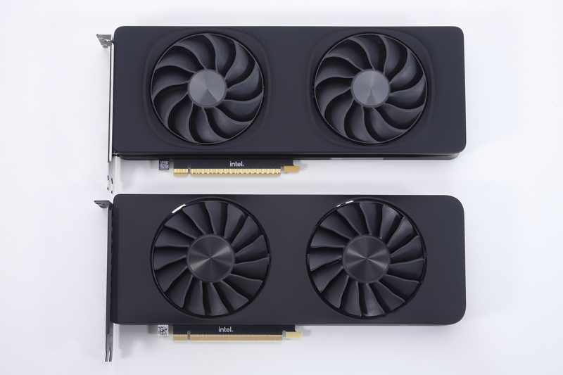 前世代のArc A770 Limited Edition(写真下)と並べたところ。カードサイズに大きな違いはない