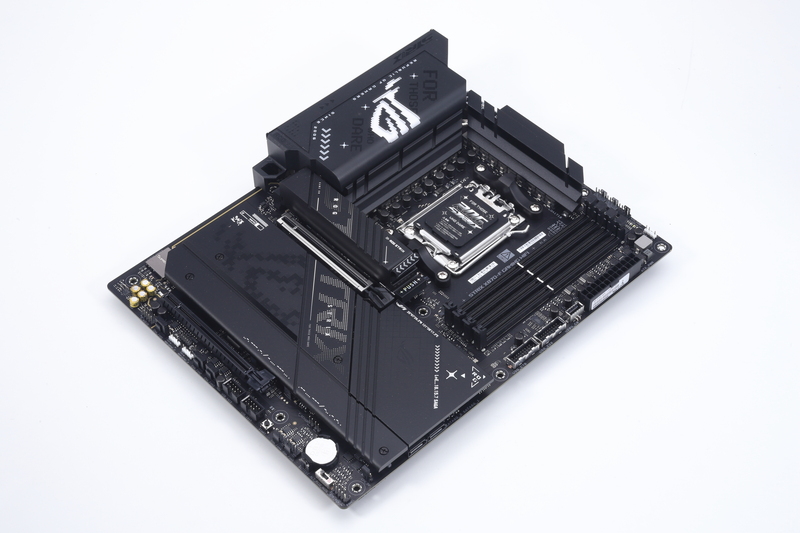 AMD X870Eチップセット搭載マザーボード「ASUS ROG STRIX X870-F GAMING WIFI」