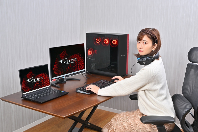デスクトップPCとノートPCの両方を用意している20周年記念モデルと倉持由香さん