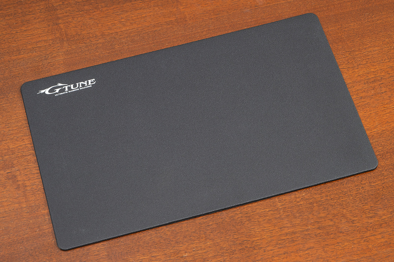 マウスパッドもG TUNEオリジナルだ。どの方向にマウスを動かしても摩擦力が一定なのが特徴