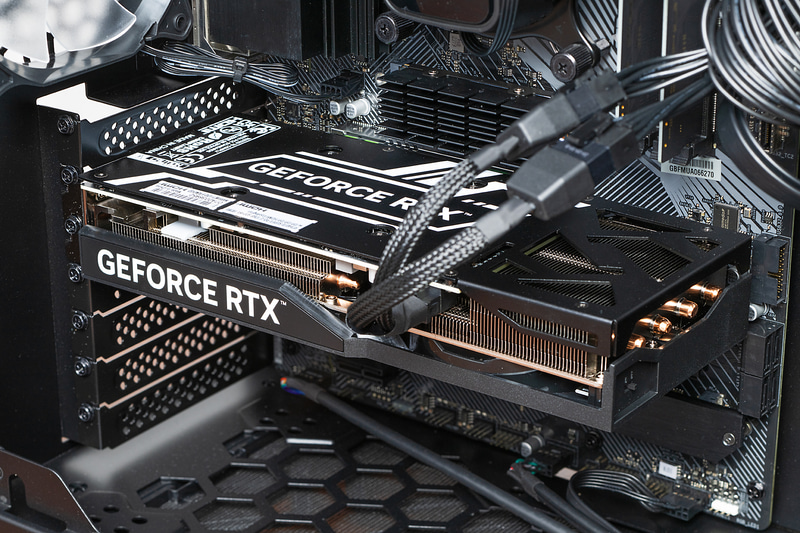 GPUにはGeForce RTX 4070 SUPERを搭載