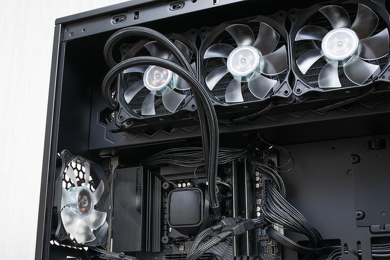 CPUには簡易水冷クーラーを採用