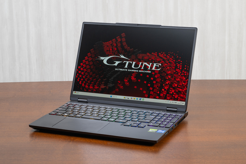 15.3型のディスプレイを搭載。解像度はWQXGAでリフレッシュレートは180Hzと高い