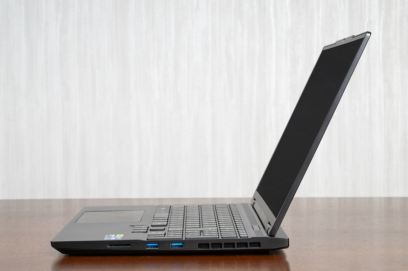 右側面にはSDカードスロット、USB 3.2 Gen 1 2基