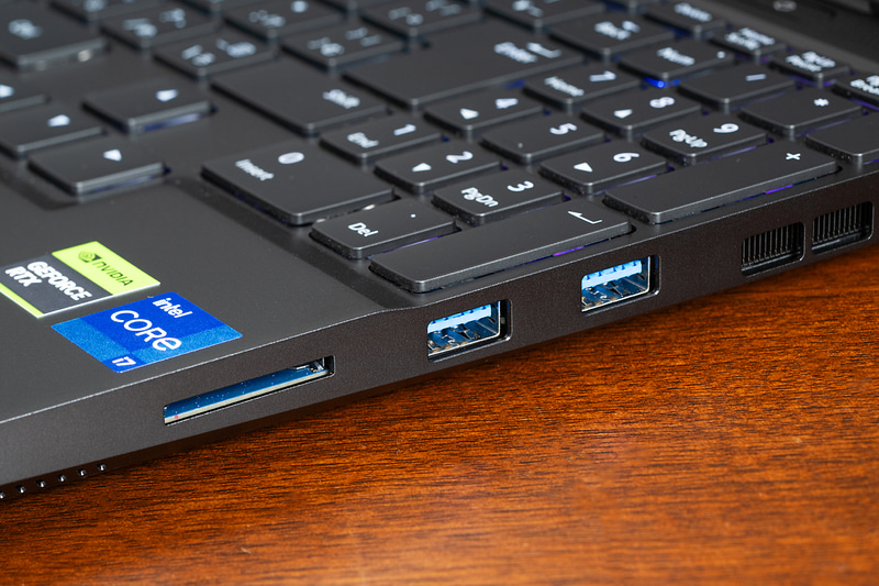 右側面にはSDカードスロット、USB 3.2 Gen 1 2基