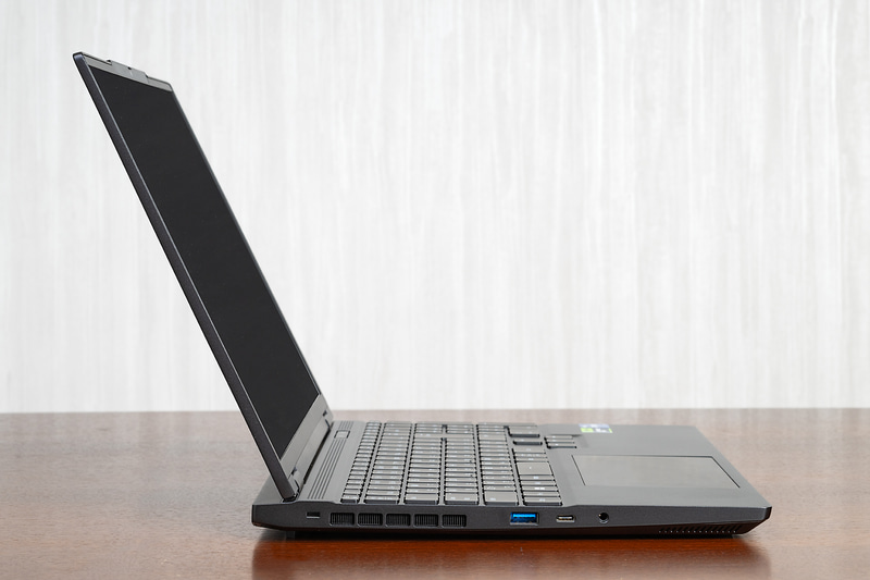 左側面にはUSB 3.2 Gen 1、USB 3.2 Gen 1 Type-C、ヘッドセット端子