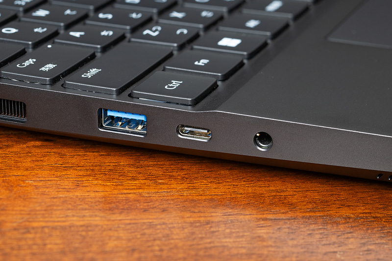 左側面にはUSB 3.2 Gen 1、USB 3.2 Gen 1 Type-C、ヘッドセット端子