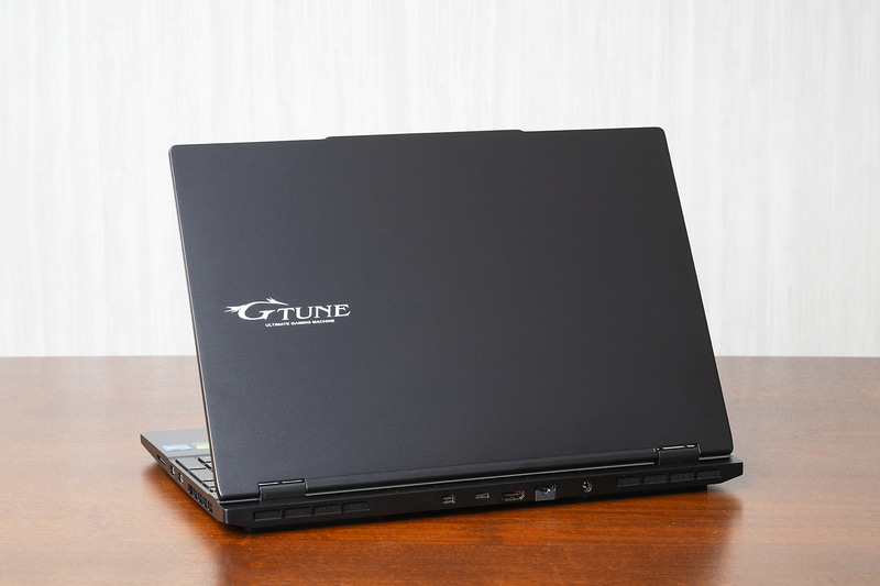 背面にはMini DisplayPort出力、USB 3.2 Gen 2 Type-C、HDMI出力、有線LAN(Gigabit Ethernet)