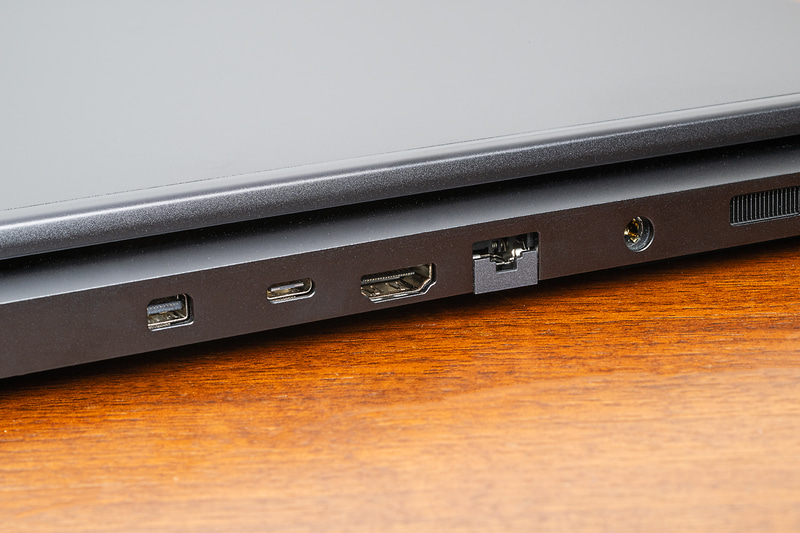 背面にはMini DisplayPort出力、USB 3.2 Gen 2 Type-C、HDMI出力、有線LAN(Gigabit Ethernet)