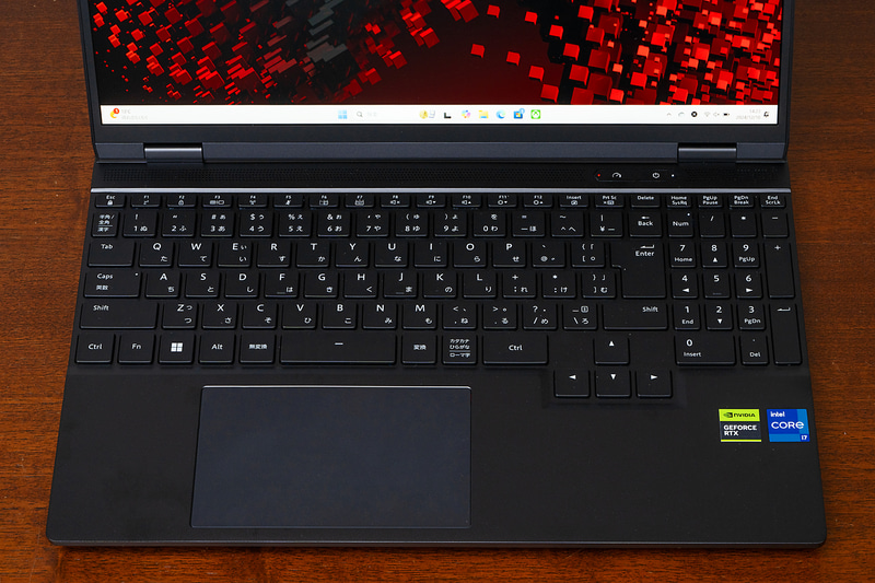 キーボードは日本語配列でキーピッチは約18.75mm、キーストロークは約1.4mmで、Nキーロールオーバーにも対応している