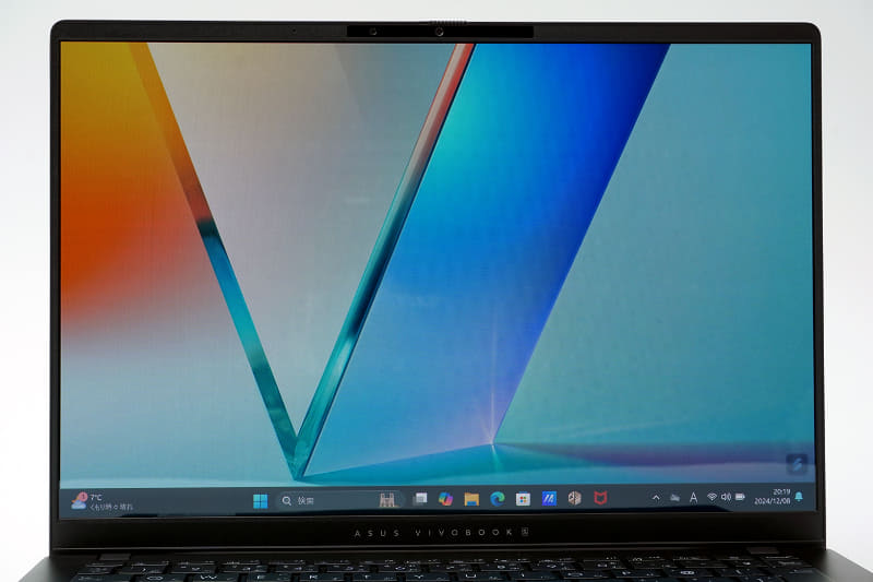 ディスプレイは14型の有機ELを搭載。解像度は1,920×1,200ドット