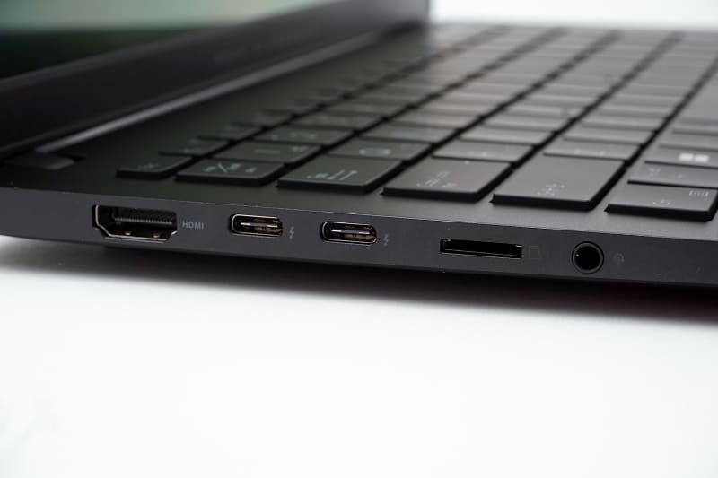 左側面はHDMI出力、Thunderbolt 4 2基、microSDカードスロット、ヘッドセット端子
