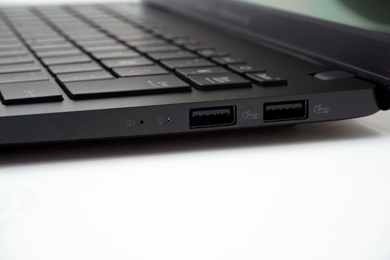 右側面はUSB 3.2 Gen 1 2基