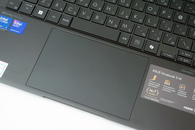 タッチパッドは実測で約130×84mmとかなり広め