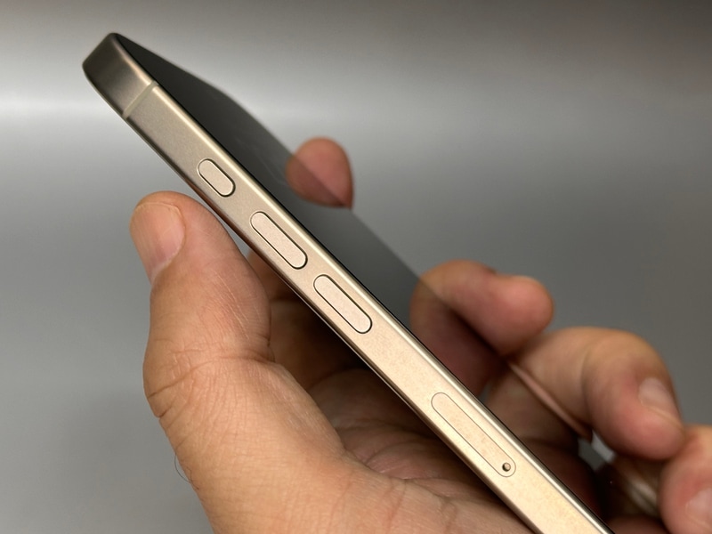 従来ミュートスイッチがあった場所には、ミュート以外の機能も割り当てられるアクションボタンが配置される。かつてのスライドスイッチと違って直下の音量ボタンと同じ押し込むタイプのボタンゆえ、慣れるまでは押し間違えやすい