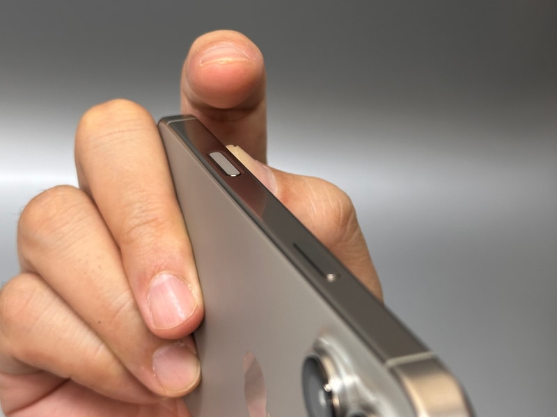 カメラコントロールは、iPhone本体を横向きにして右手に握った時に人差し指が来る位置にある。カメラのシャッターボタンと同じ配置だ