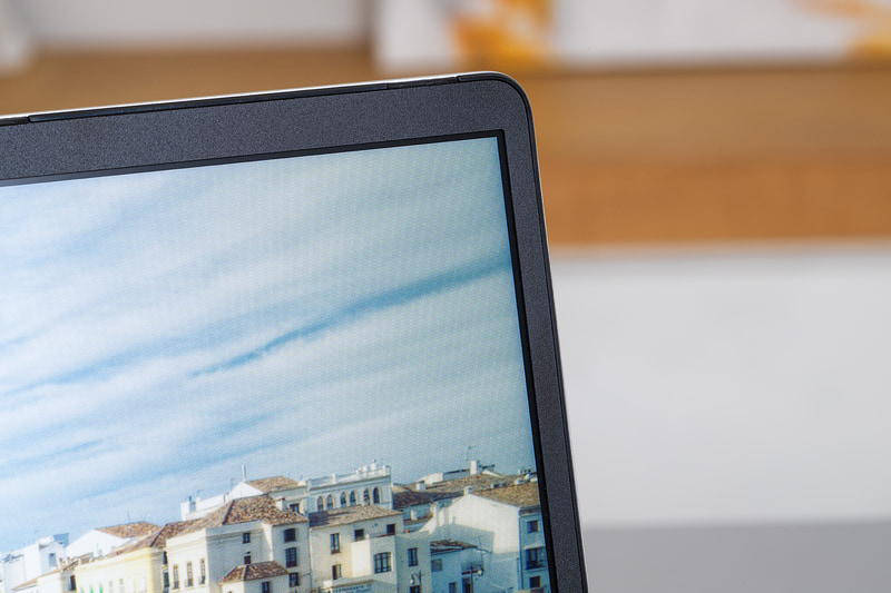 左右ベゼルは狭額縁と言える細さ