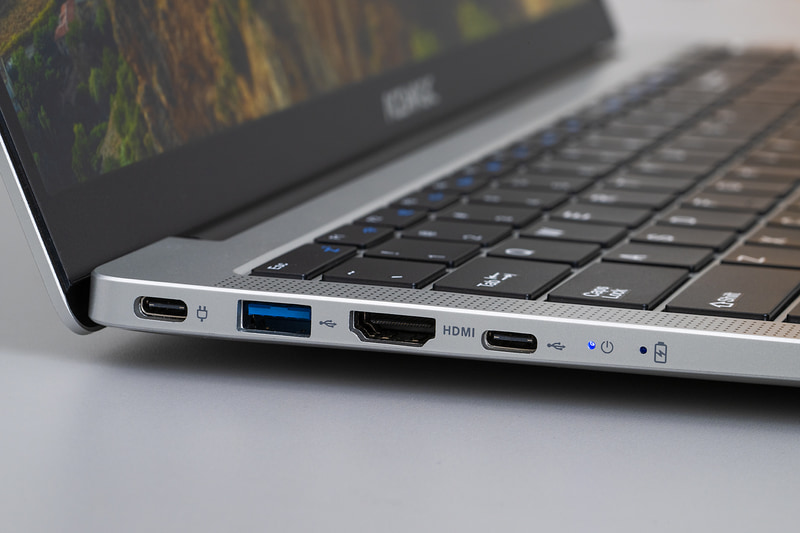 左側面にはUSB Type-C(充電専用)、USB 3.2 Gen 1、HDMI、USB Type-C