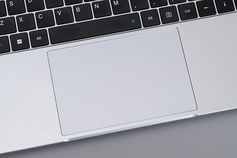 タッチパッドも大きめサイズ