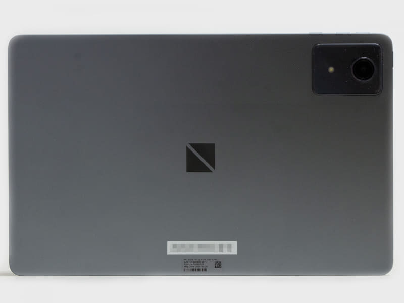 背面。スペースグレイっぽい色。右上にカメラ群