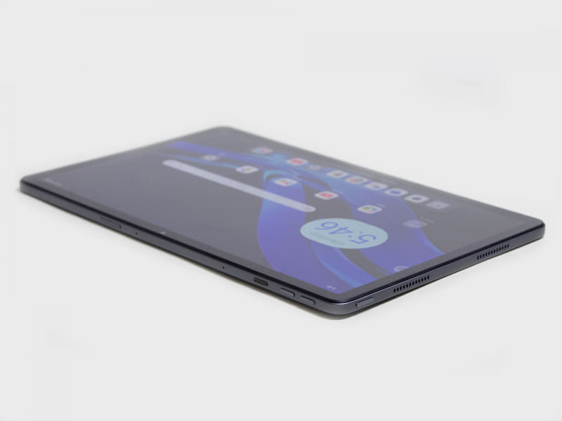 左側面/上側面。左側面に電源ボタン、スピーカー(2基)。上側面に音量±ボタン、アクションキー、microSDカードスロット